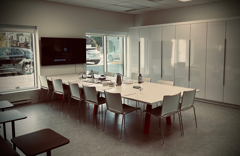 Sala de juntas de oficina con gabinetes de superficie para escribir