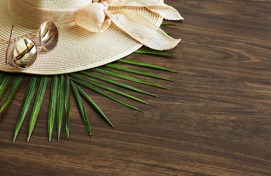 5783 NG Antique Mango retail display with sun hat and sunglasses