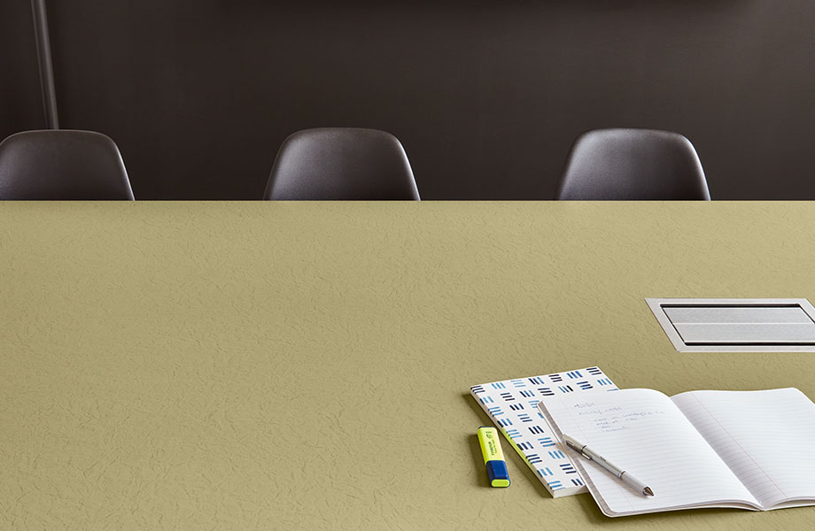 Mesa de laminado Formica® 8680-58 Washi Paperfold y sillas de la sala de conferencias